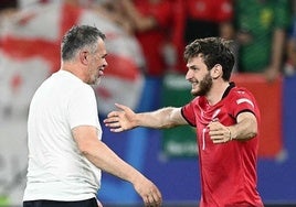 Willy Sagnol y Kvaratskhelia, tras la victoria ante Portugal.