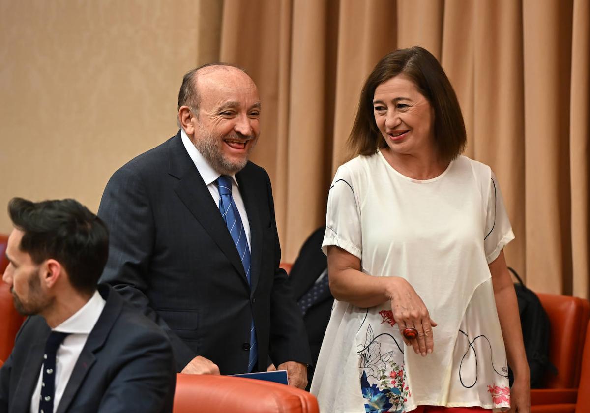 El presidente de la Fundación de Víctimas del Terrorismo, Juan Benito, junto a la presidenta del Congreso, Francina Armengol.