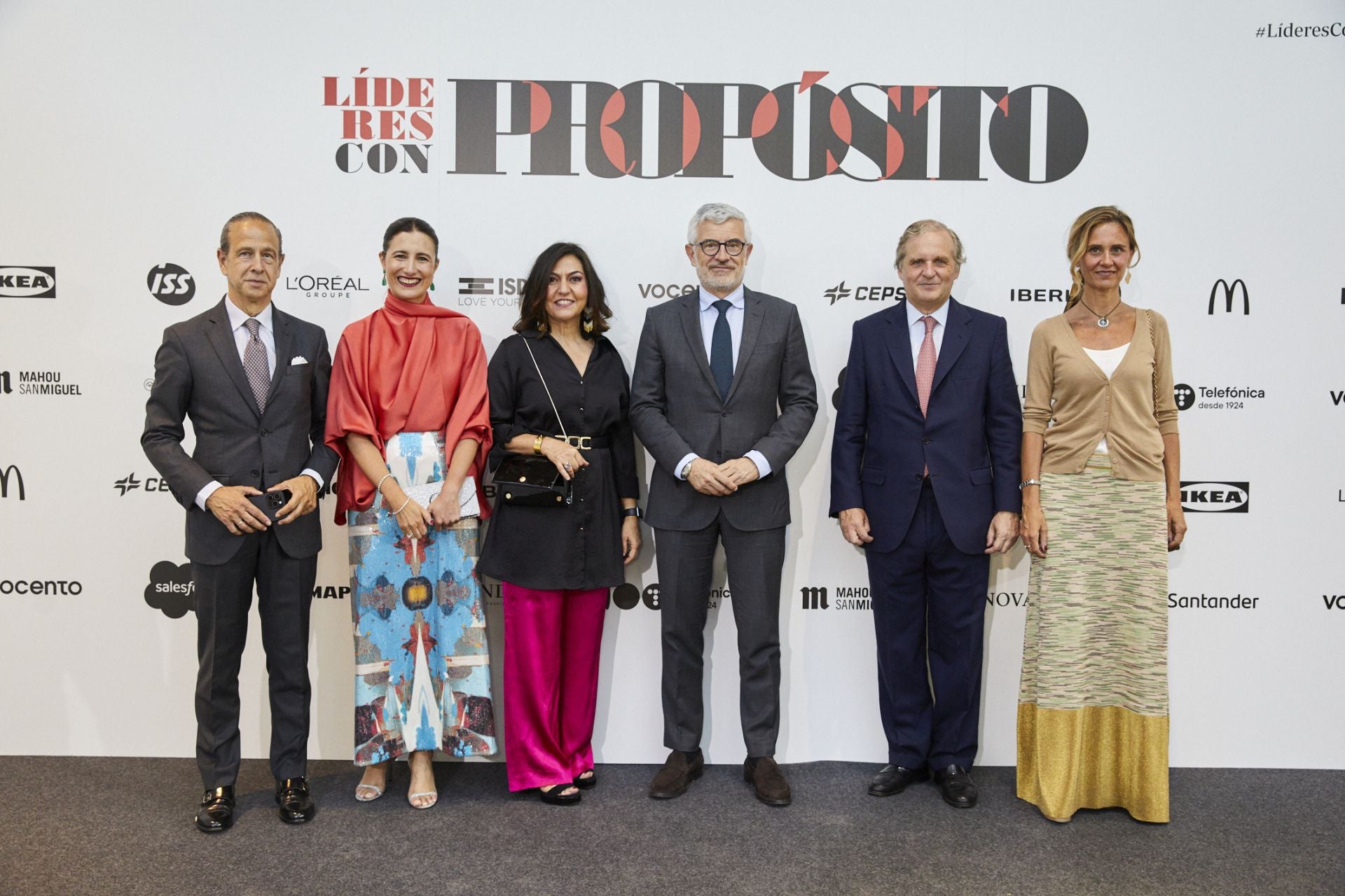 Samary Fernández Feito e Ignacio Ybarra con el equipo de Santander: José Juan Pérez Tabernero, director de RR.II.; Patricia Colino; Ángel Rivera, CEO; e Isabel Puig, directora de Coordinación Institucional