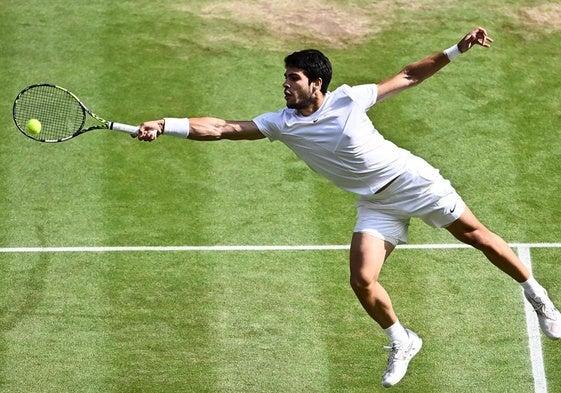 Carlos Alcaraz golpea una bola en el último Wimbledon