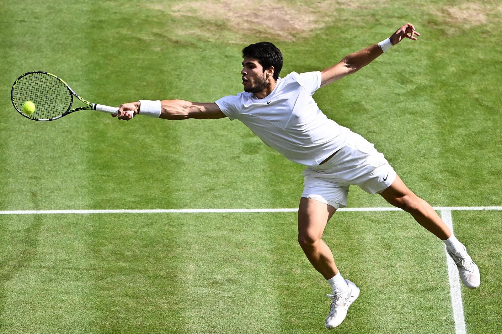 Carlos Alcaraz golpea una bola en el último Wimbledon