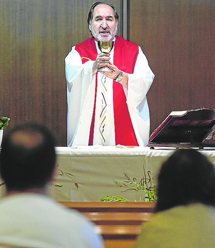 Imagen secundaria 2 - De arriba abajo: Francisco, en el área naranja de Urgencias donde ingresan los pacientes en estado más crítico; en la habitación del hospital donde descansa las noches de guardia; y oficiando la misa matinal en la capilla del Ramón y Cajal de Madrid.