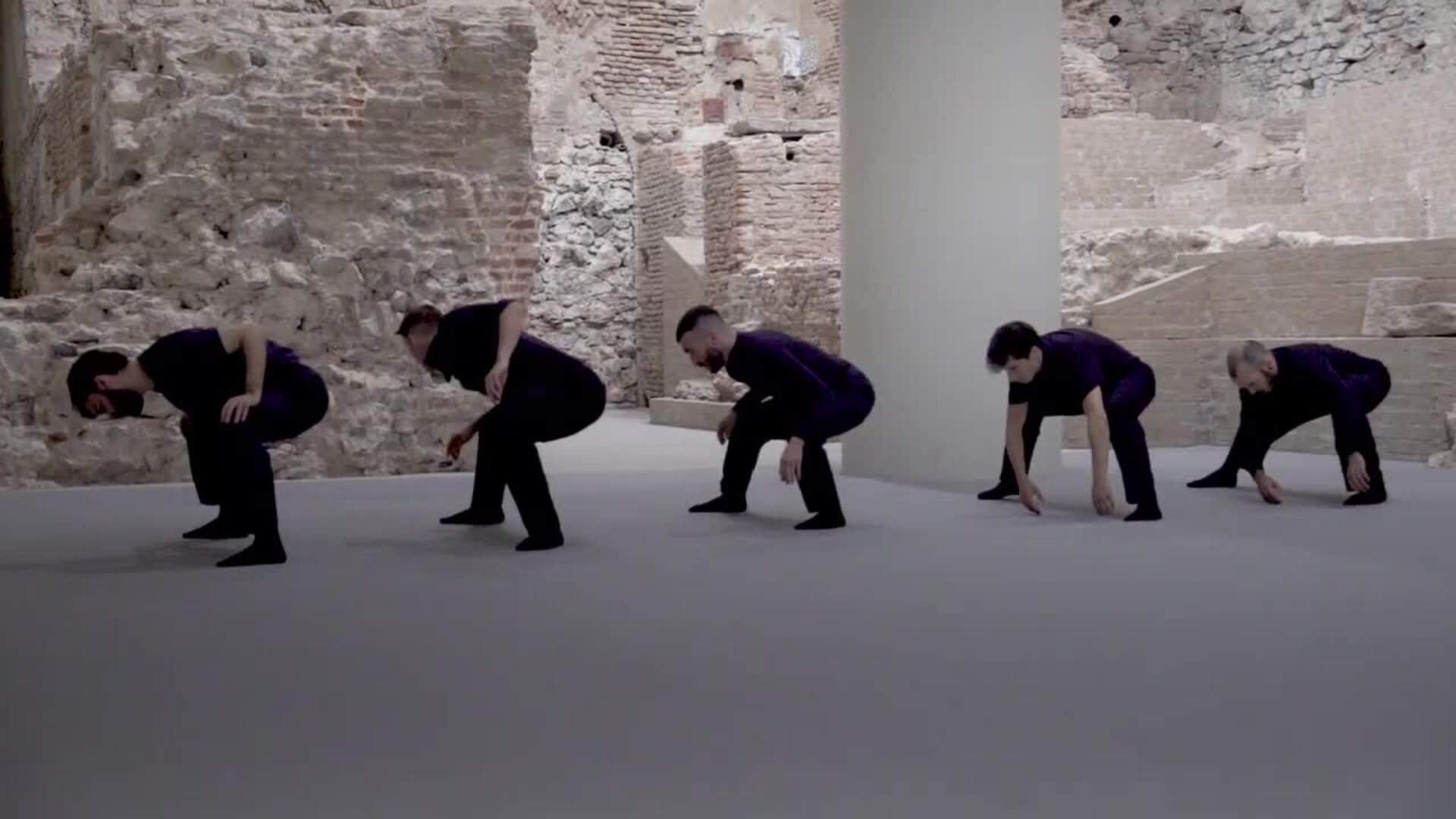 Dos premios nacionales de Danza bailan ante las Colecciones Reales.