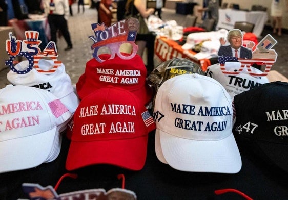 Gorras con el lema de Trump 'Make America great again' (Hacer grande a EE UU otra vez).