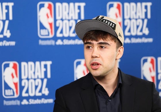 Juan Núñez con la gorra de los San Antonio Spurs en el draft.