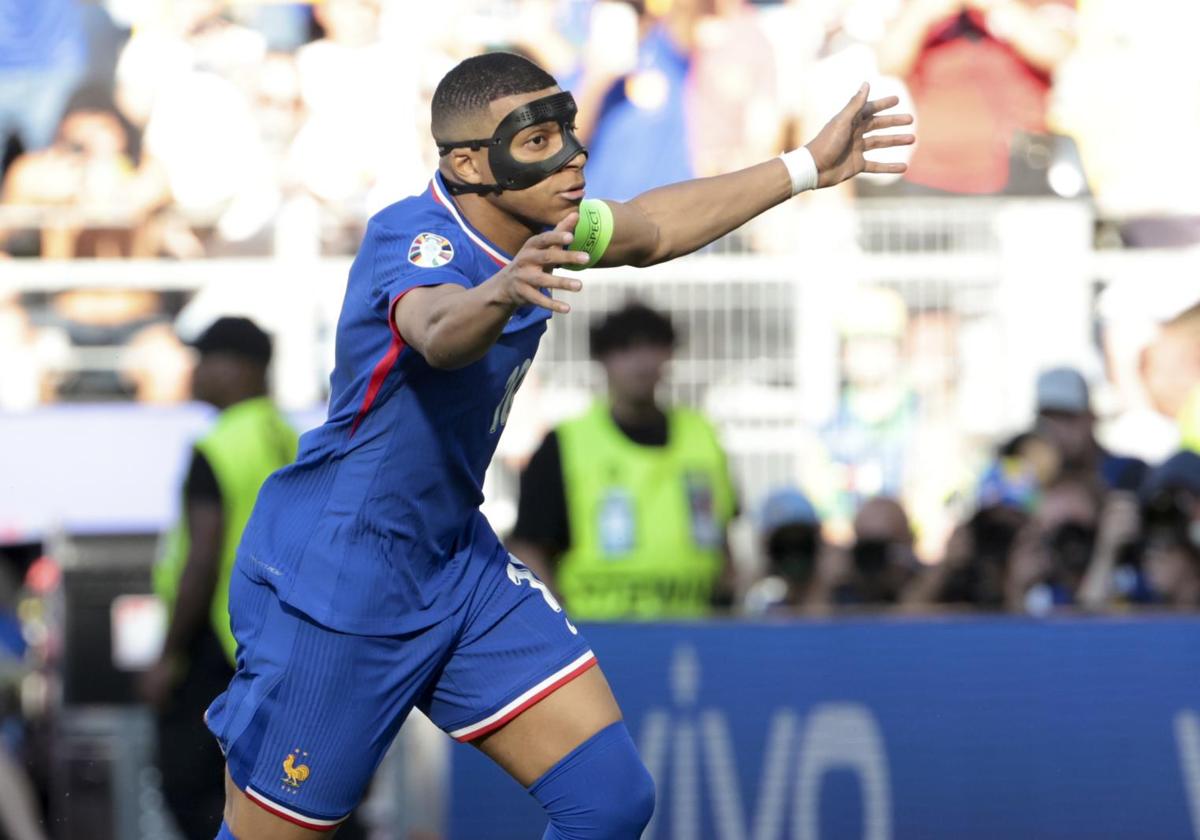 Kylian Mbappé celebra su gol, de penalti, ante Polonia.