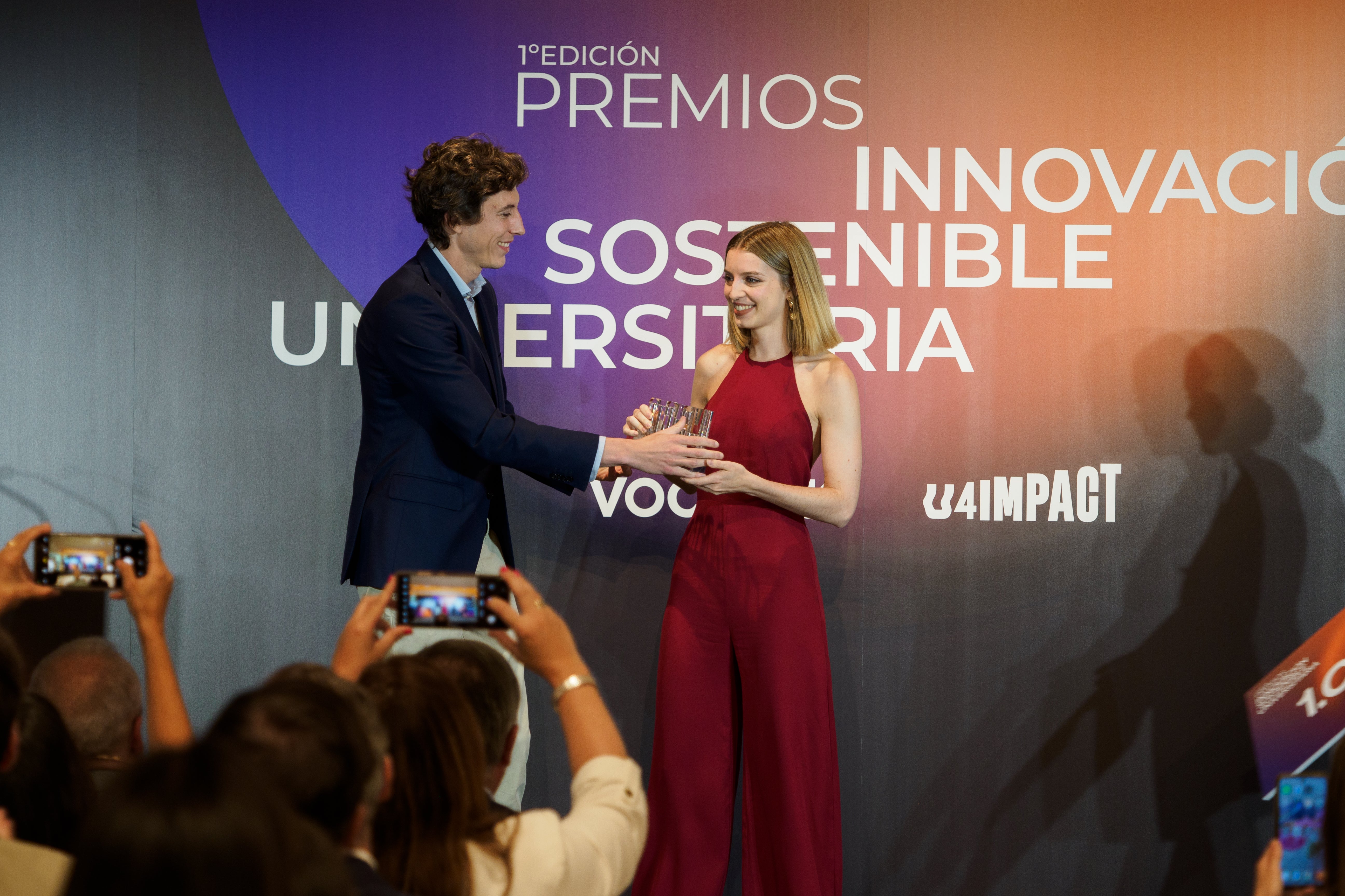 Victoria Carramolino, estudiante de la Universidad de Alicante, recibe de manos de Manuel Docavo, fundador de U4Impact, el premio como ganadora de la categoría de Mujer STEM.