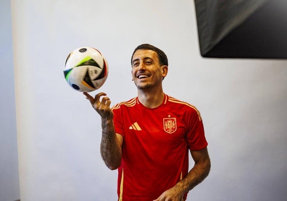 Mikel Oyarzabal posa en la concentración de España en Donaueschingen con el balón oficial de la Eurocopa.