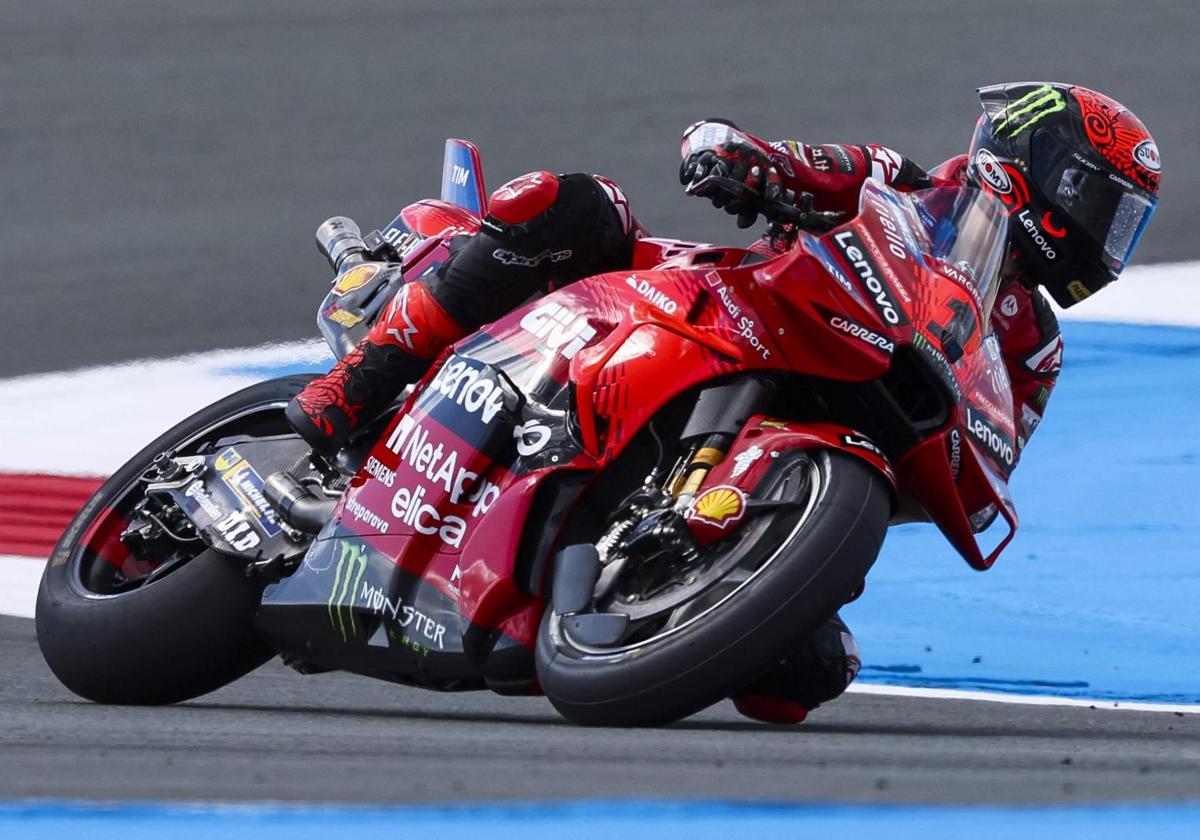 Pecco Bagnaia, rodando por el mítico trazado de Assen.