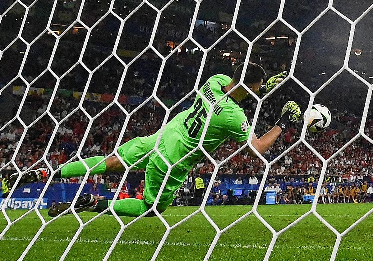 Mamardashvili ejecuta una parada ante Portugal.