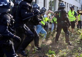 La Policía se enfrenta a los manifestantes que bloquean el acceso cerca del lugar donde los delegados del partido ultraderechista Alternativa para Alemania.