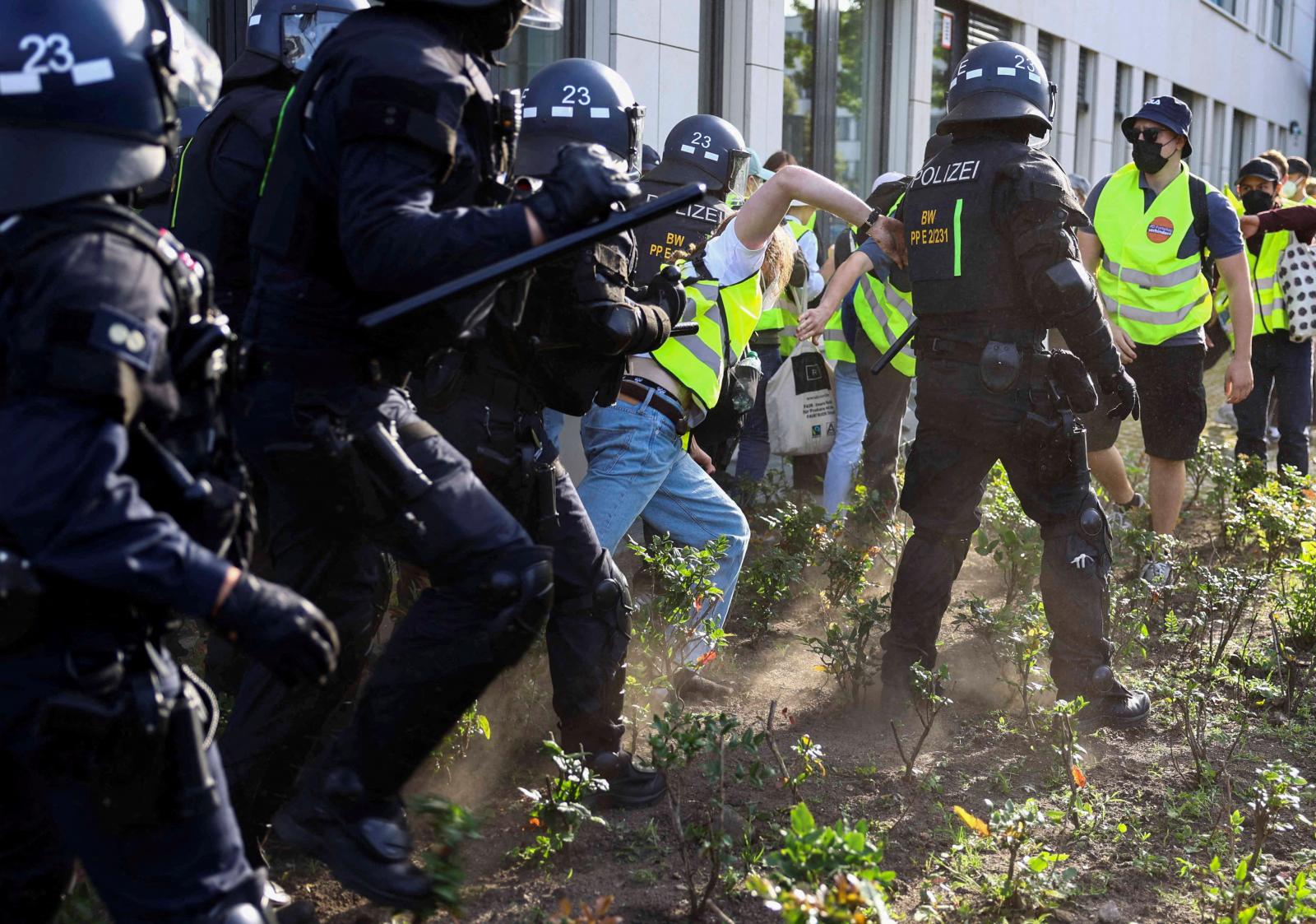 La Policía se enfrenta a los manifestantes que bloquean el acceso cerca del lugar donde los delegados del partido ultraderechista Alternativa para Alemania.