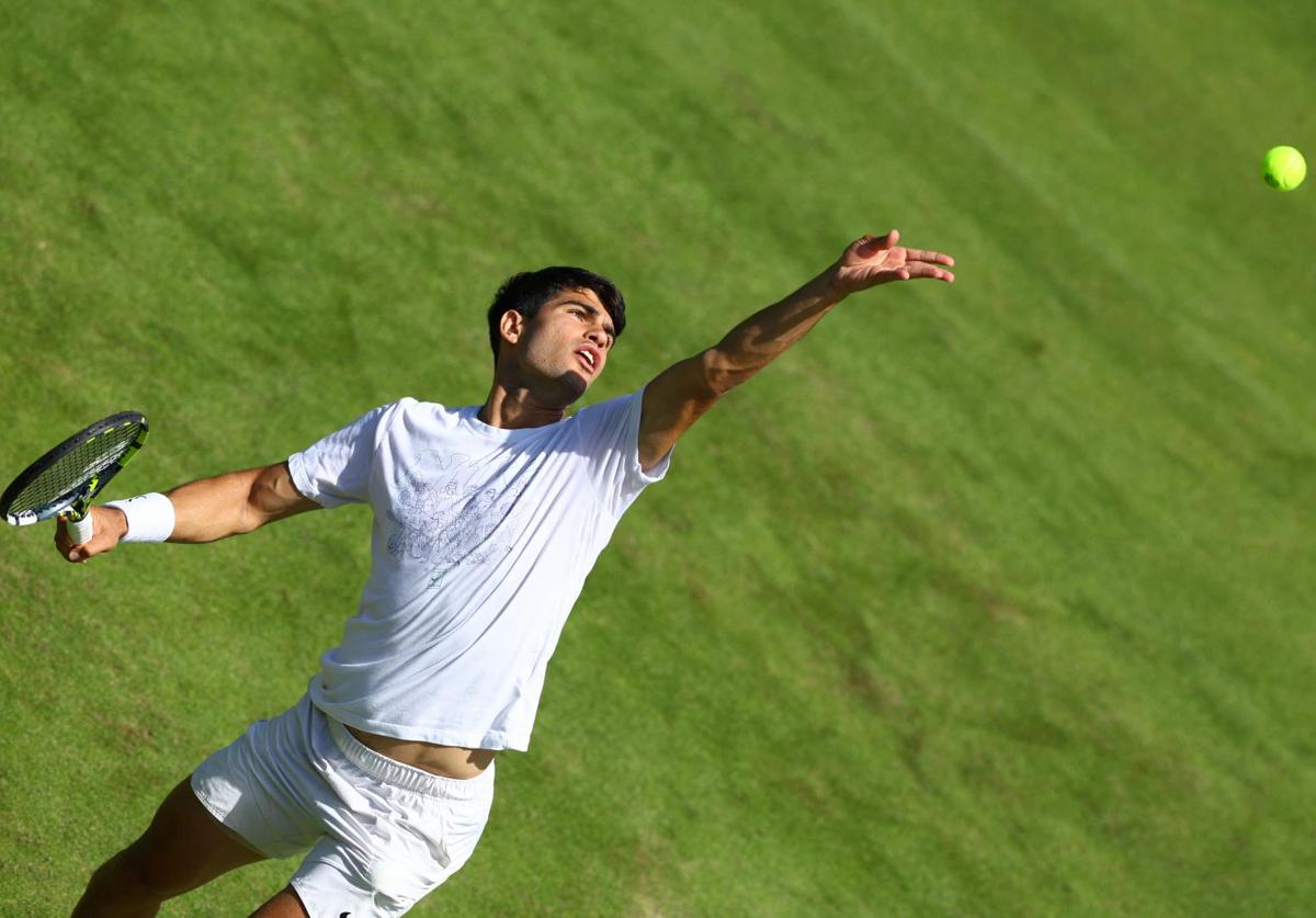 Carlos Alcaraz, entrenando en All England Lawn Tennis de Londres.