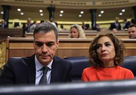 Pedro Sánchez, presidente del Gobierno, junto a la vicepresidenta primera, María Jesús Montero, en el Congreso