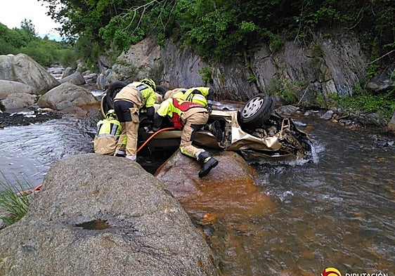 Mueren tres personas tras caer su coche por un puente en Huesca