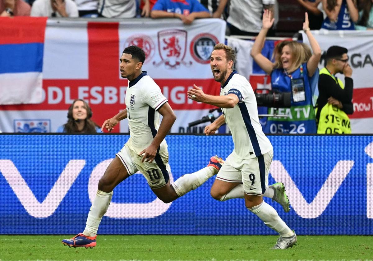 Jude Bellingham y Harry Kane celebran uno de los goles de Inglaterra