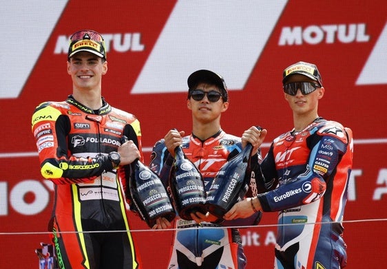 El podio de Moto2 con Ai Ogura primero, Fermín Aldeguer segundo y Sergio García tercero