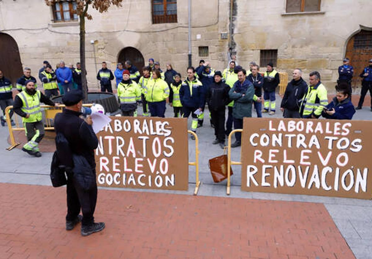 Manifestación de trabajadores reclamando más contratos relevo.