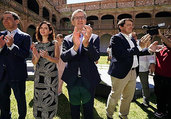El presidente de la Junta de Andalucía, Juanma Moreno; la presidenta de la Comunidad de Madrid, Isabel Díaz Ayuso; el presidente del Partido Popular, Alberto Núñez Feijóo, y el presidente de la Junta de Castilla y León, Alfonso Fernández Mañueco en un acto por la Ebau común en Salamanca