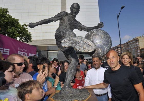 Andrés Iniesta posa junto a su escultura.