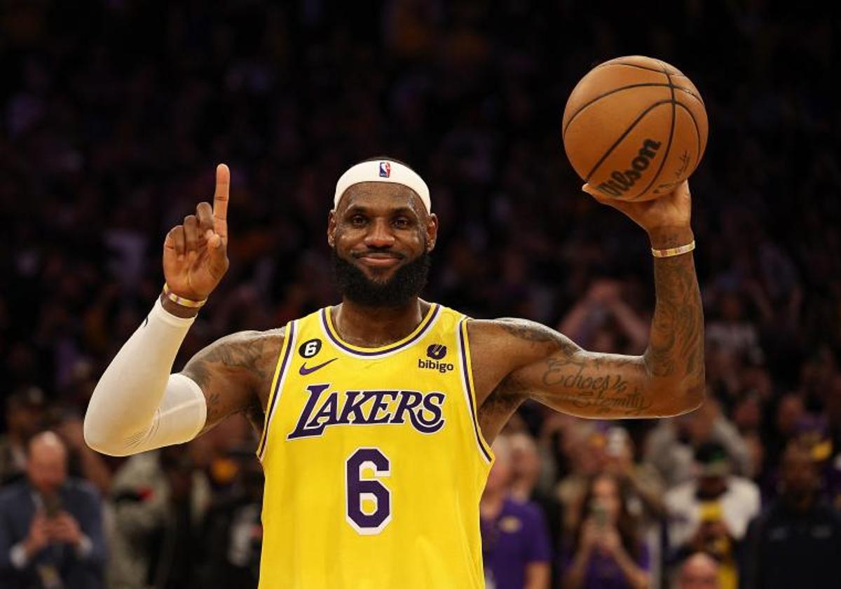 LeBron James celebrando el record de puntos en la NBA