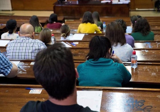 Aspirantes a una plaza de empleo público, durante unas oposiciones.