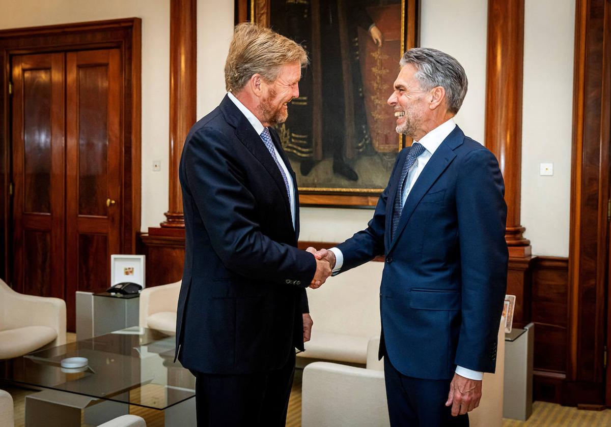 El rey Guillermo Alejandro recibe al nuevo primer ministro, Dick Schoof.