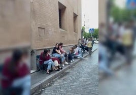 Nueve horas de cola para conseguir fecha para casarse en una iglesia en Sevilla