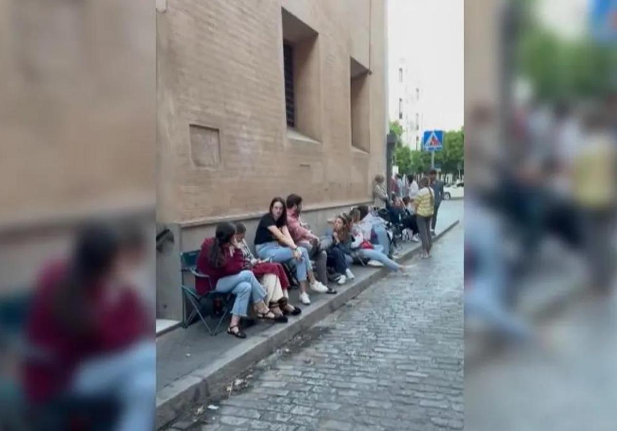 Nueve horas de cola para conseguir fecha para casarse en una iglesia en Sevilla