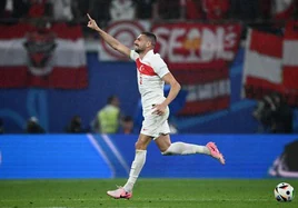 Merih Demiral celebra su segundo gol a Austria.