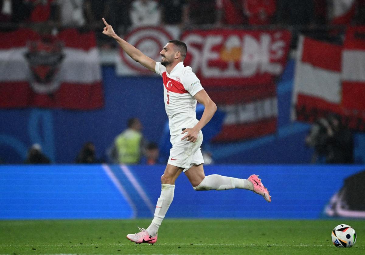 Merih Demiral celebra su segundo gol a Austria.