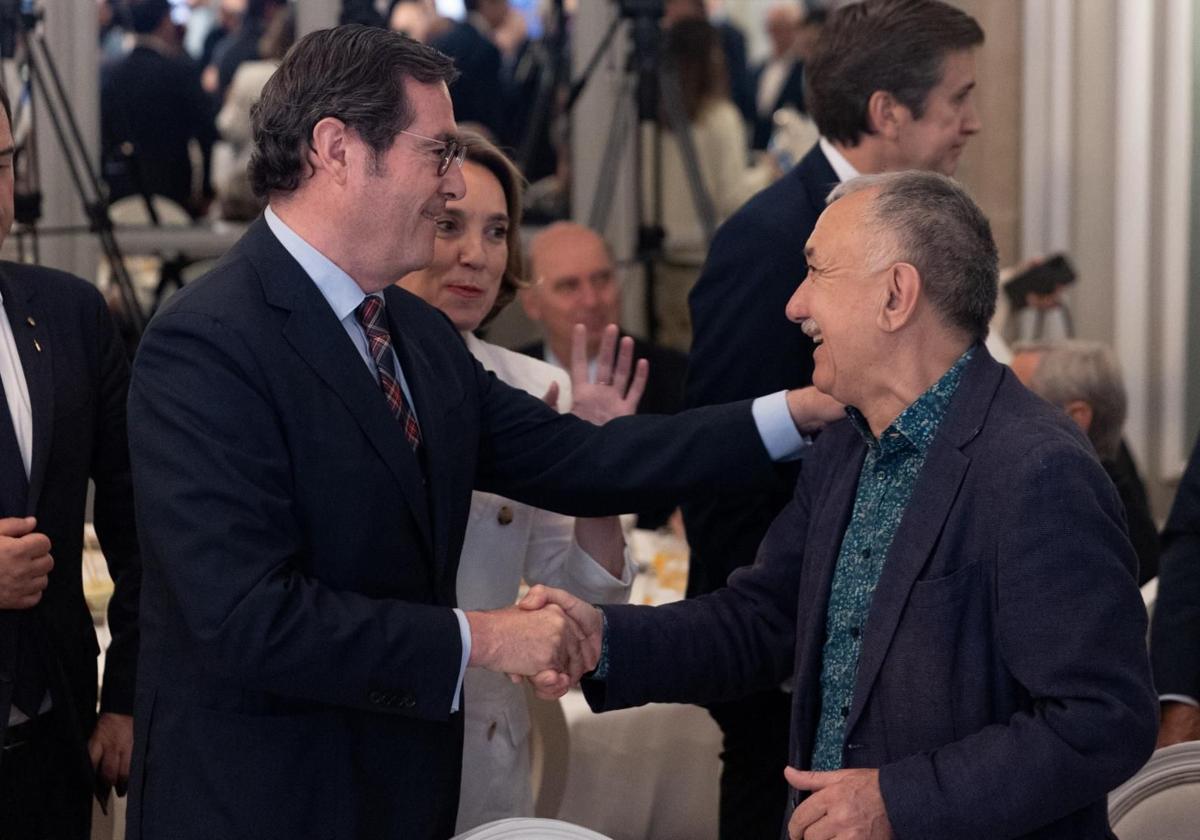 El presidente de la CEOE, Antonio Garamendi, saluda al líder de UGT, Pepe Álvarez.