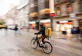 Un repartidor de Glovo por las calles de Barcelona.