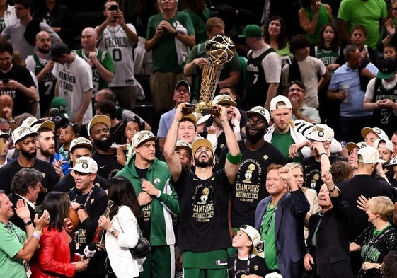 Jayson Tatum levanta el trofeo de campeón de la NBA de este año con los Boston Celtics.