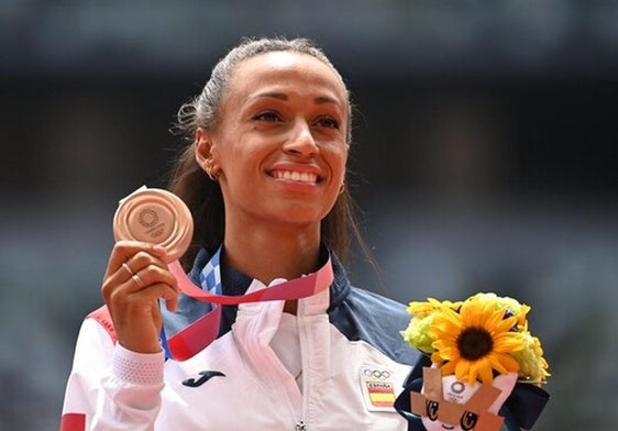 Ana Peleteiro, con la medalla de bronce que conquistó en los Juegos Olímpicos de Tokio.