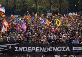 Manifestantes recorren las calles de Barcelona en la celebración de la Diada de 2022.