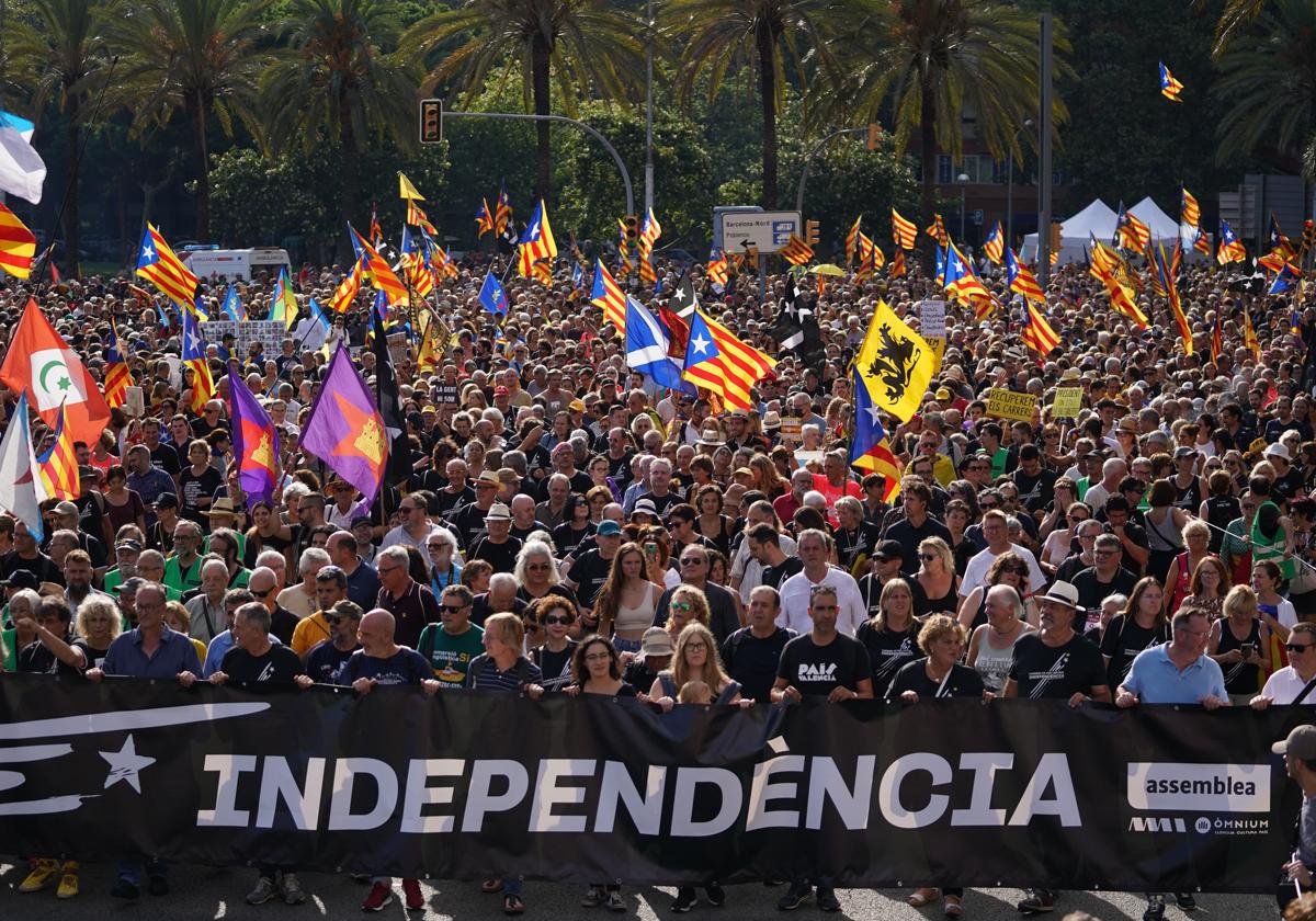 Manifestantes recorren las calles de Barcelona en la celebración de la Diada de 2022.