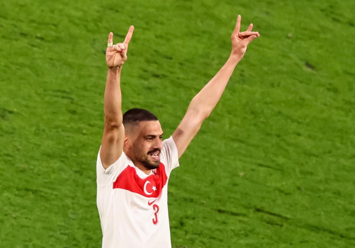 Merih Demiral celebra su segundo gol a Austria con el polémico gesto investigado.