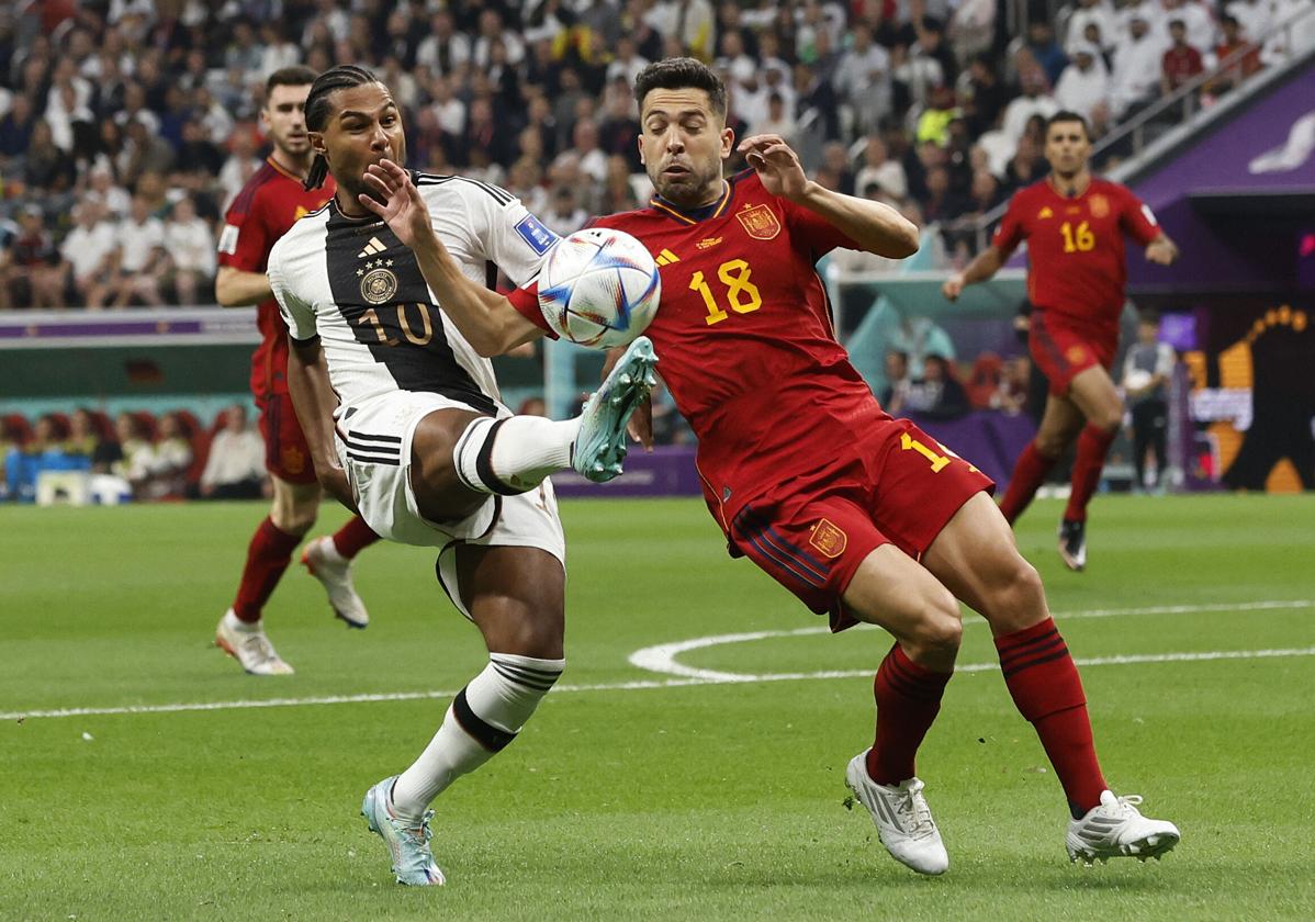 Jordi Alba pugna con el alemán Gnabry en el duelo de la fase de grupos del Mundial de Catar.