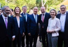 El presidente del PP, Alberto Núñez Feijóo, con los principales líderes del Partido Popular Europeo en Cascais (Portugal)