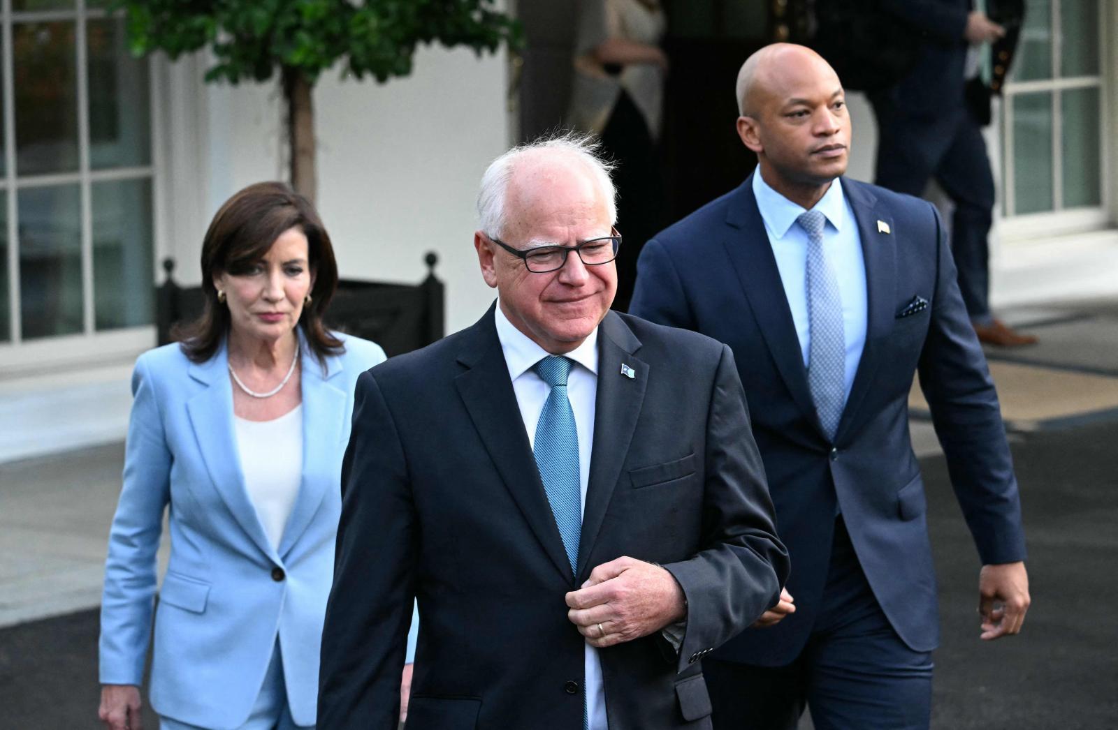 La gobernadora de Nueva York, Kathy Hochul, y sus compañeros de Minnesota, Tim Walz, y Maryland, Wes Moore, tras la reunión en la Casa Blanca con el presidente.