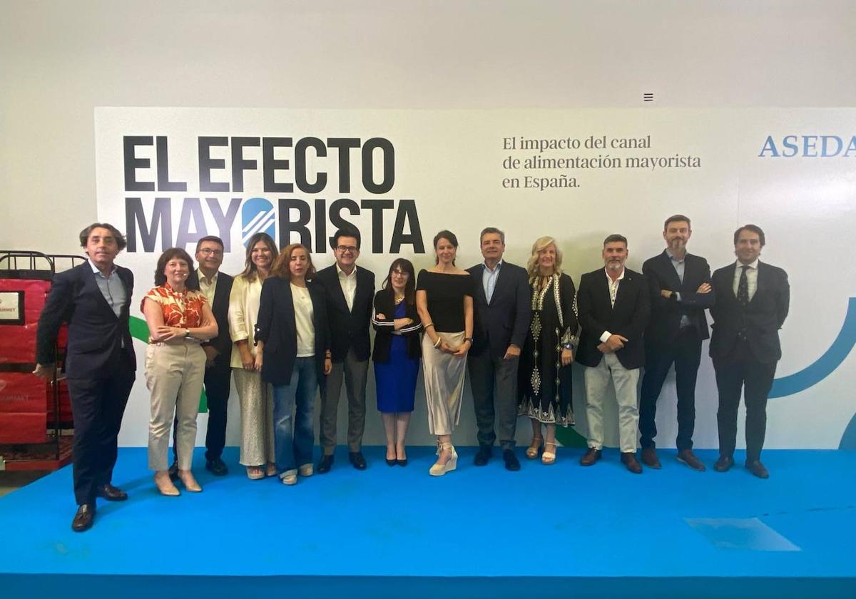 Foto de familia en la presentación del informe sobre el impacto del canal de la alimentación mayorista en España, elaborado por Asedas.