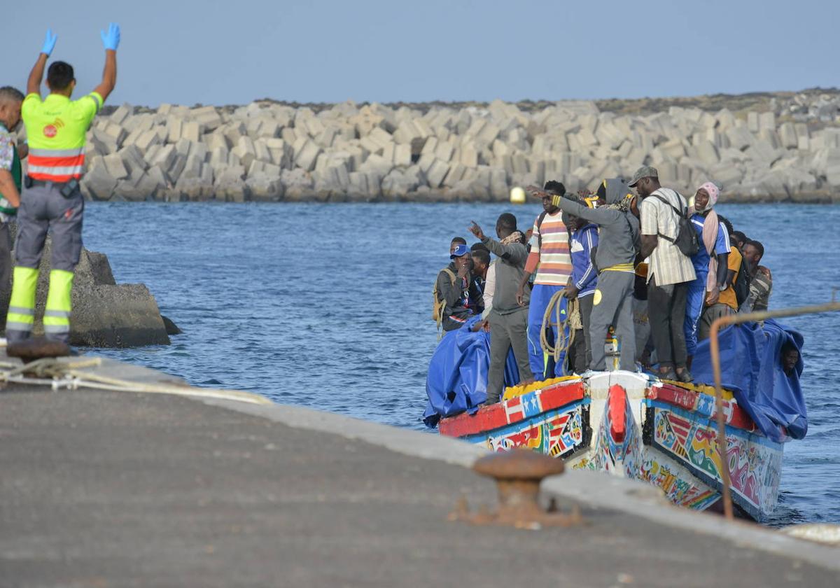 Llegada de un cayuco a la isla de El Hierro.