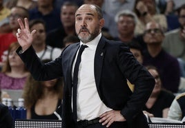 Chus Mateo, dirigiendo al Real Madrid en el segundo partido de la final de la Liga ACB contra el Murcia.