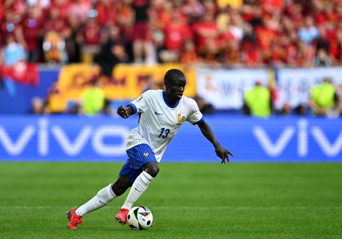 N´Golo Kanté conduce el balón durante el Francia-Bélgica.