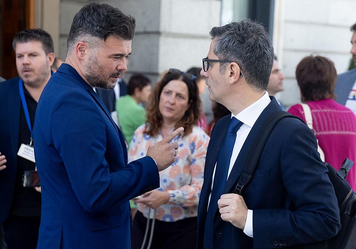El portavoz de ERC,Gabriel Rufián, y el minsitro de Justicia, Félix Bolaños, charlan en el patio del Congreso a la salida del pleno.