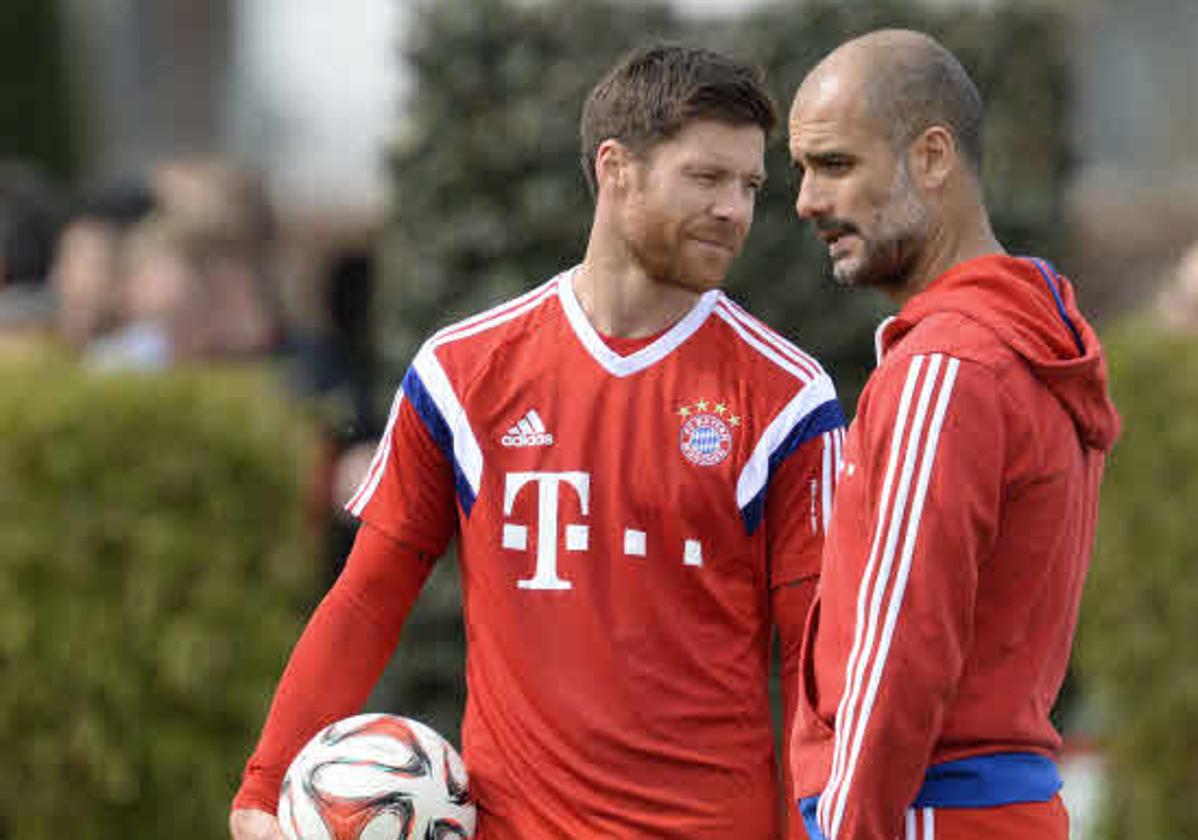 Pep Guardiola, entrenando al Bayern de Munich, junto a Xabi Alonso.