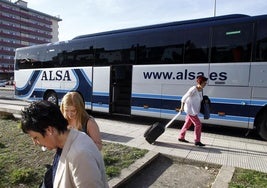 Un autobús de Alsa realizando una parada.