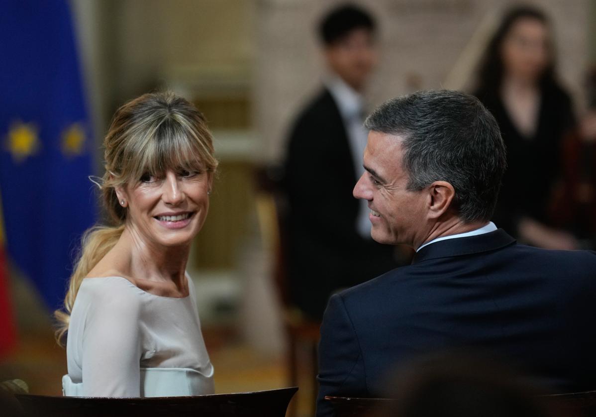 El presidente del Gobierno, Pedro Sánchez, junto a su mujer Begoña Gómez.