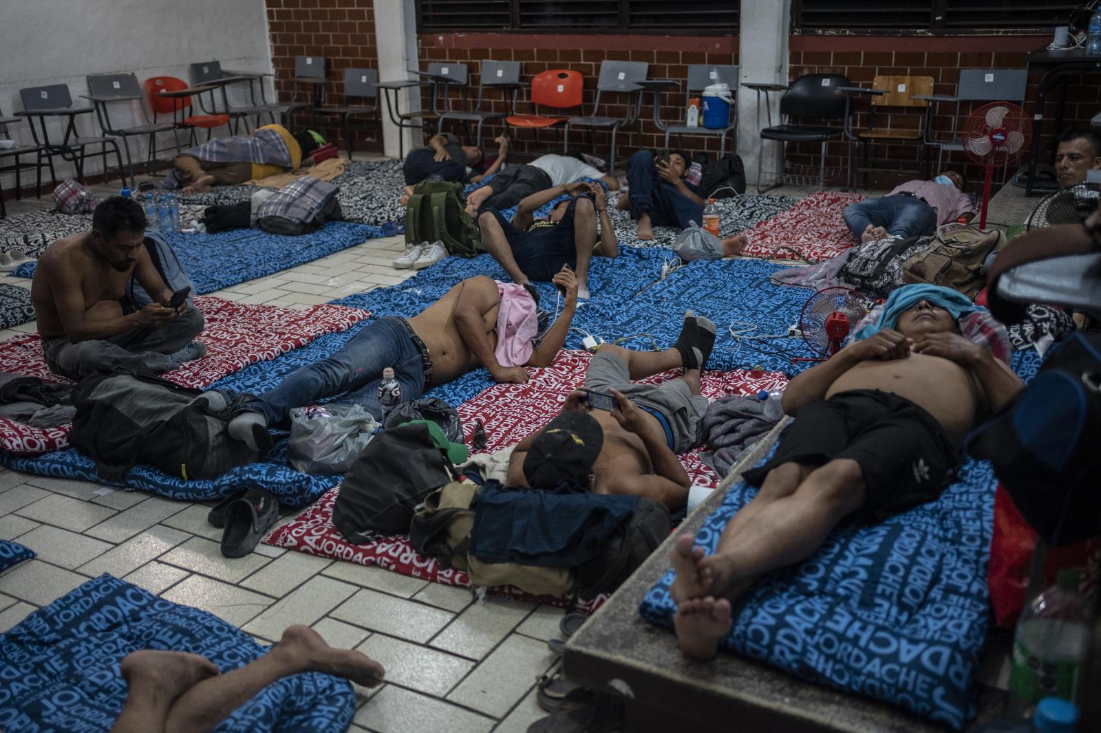 Un grupo de evacuados descansan en un refugio en Tulum.